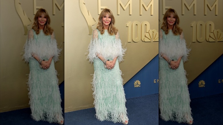 Jaclyn Smith porte une robe Monique Lhuillier à plumes vert écume de mer sur le tapis rouge des Emmy Awards 2026.