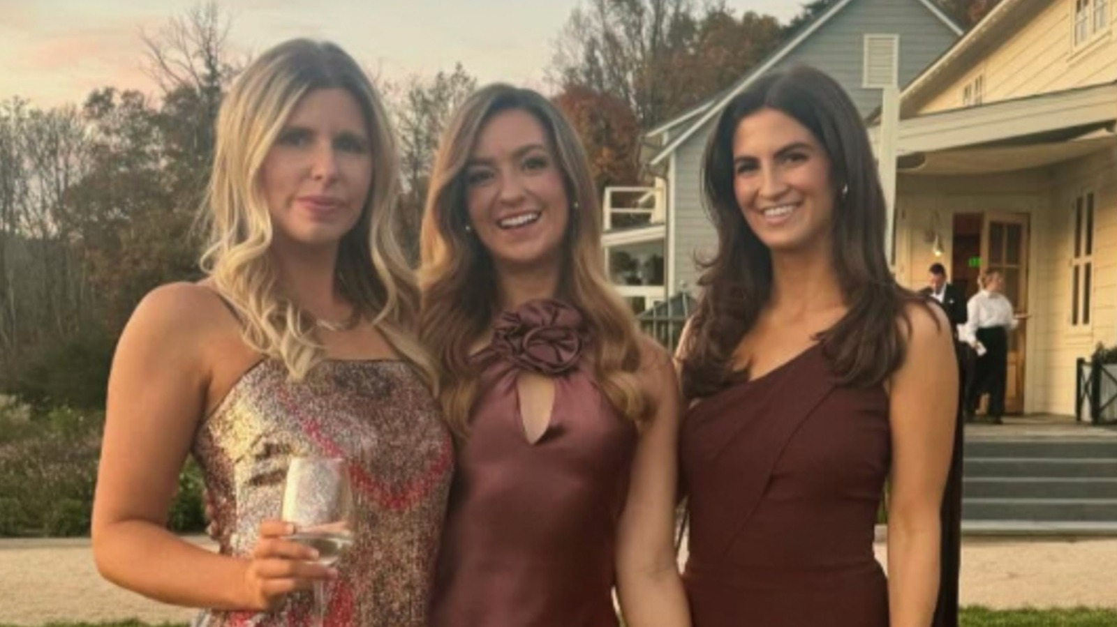 Kaitlan Collins maîtrise parfaitement l'habillage des invités de mariage et ces looks en sont la preuve