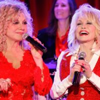 Même la sœur de Dolly Parton, Stella, n'a jamais vu la chanteuse sans maquillage après le décollage de sa carrière