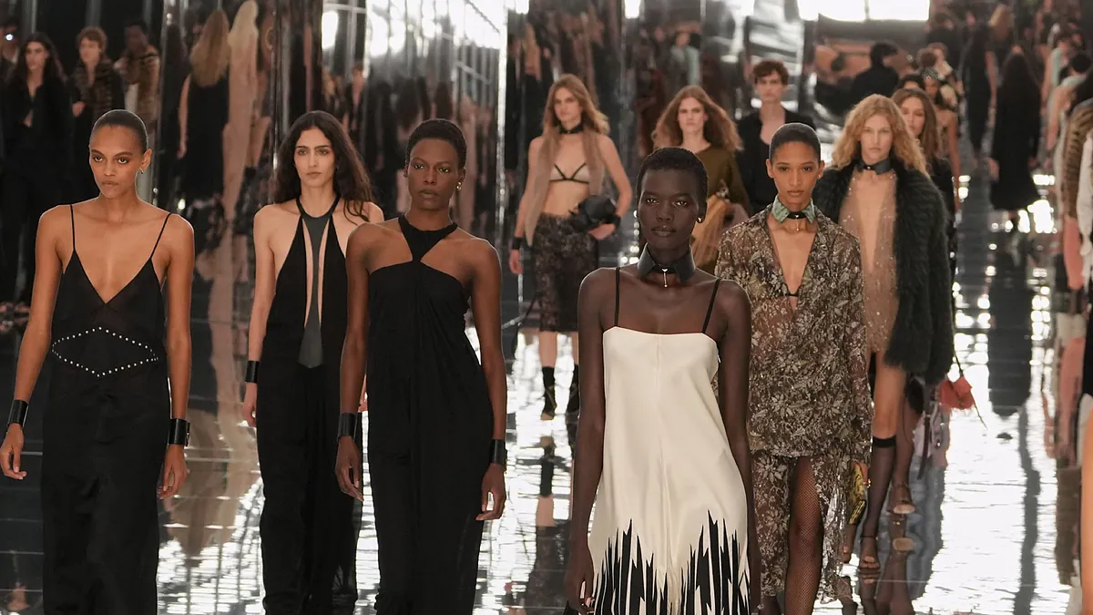 Qu'est-ce que Raffaella Carrà a à voir avec un poème d'EE Cummings et la collection printemps-été 2027 de Fendi ? Maria Grazia Chiuri l'explique