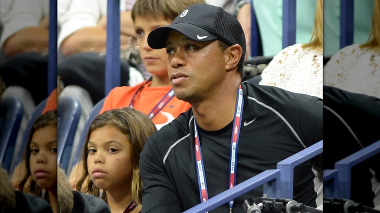 Sam Woods porte ses cheveux bruns détachés alors qu'elle assiste à l'US Open avec Tiger Woods à New York en 2015.