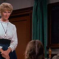 Vous vous souvenez de Miss Beadle de La Petite Maison dans la Prairie ? À quoi ressemble Charlotte Stewart maintenant