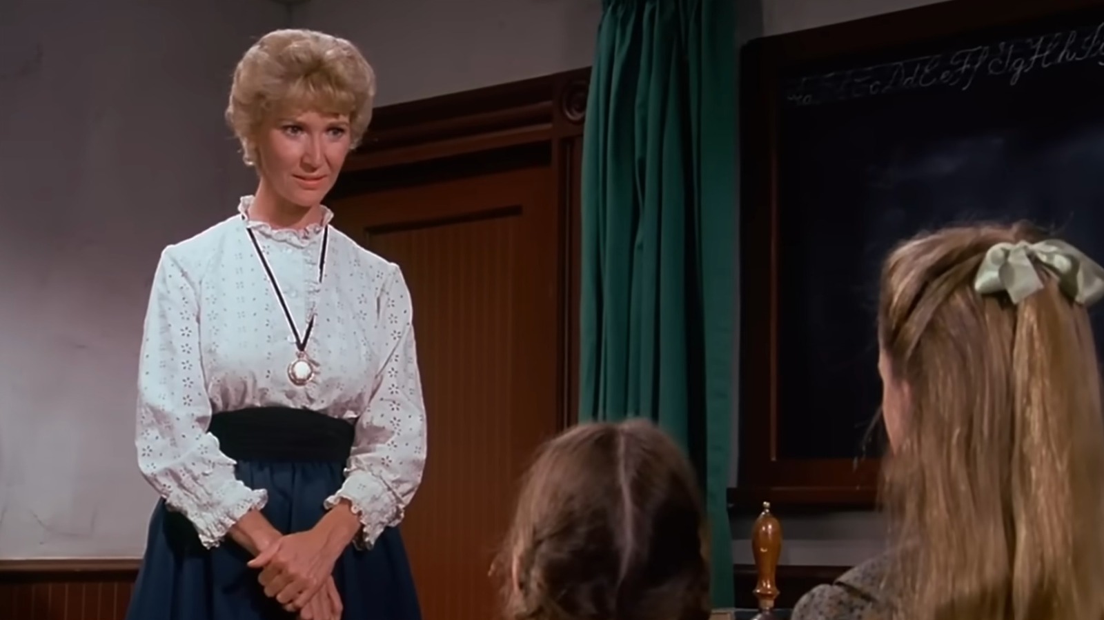Vous vous souvenez de Miss Beadle de La Petite Maison dans la Prairie ? À quoi ressemble Charlotte Stewart maintenant