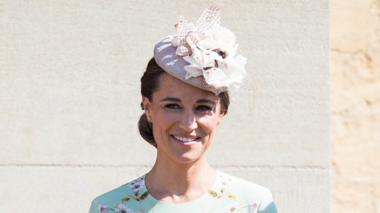 Pippa Middleton dans une robe bleue à fleurs