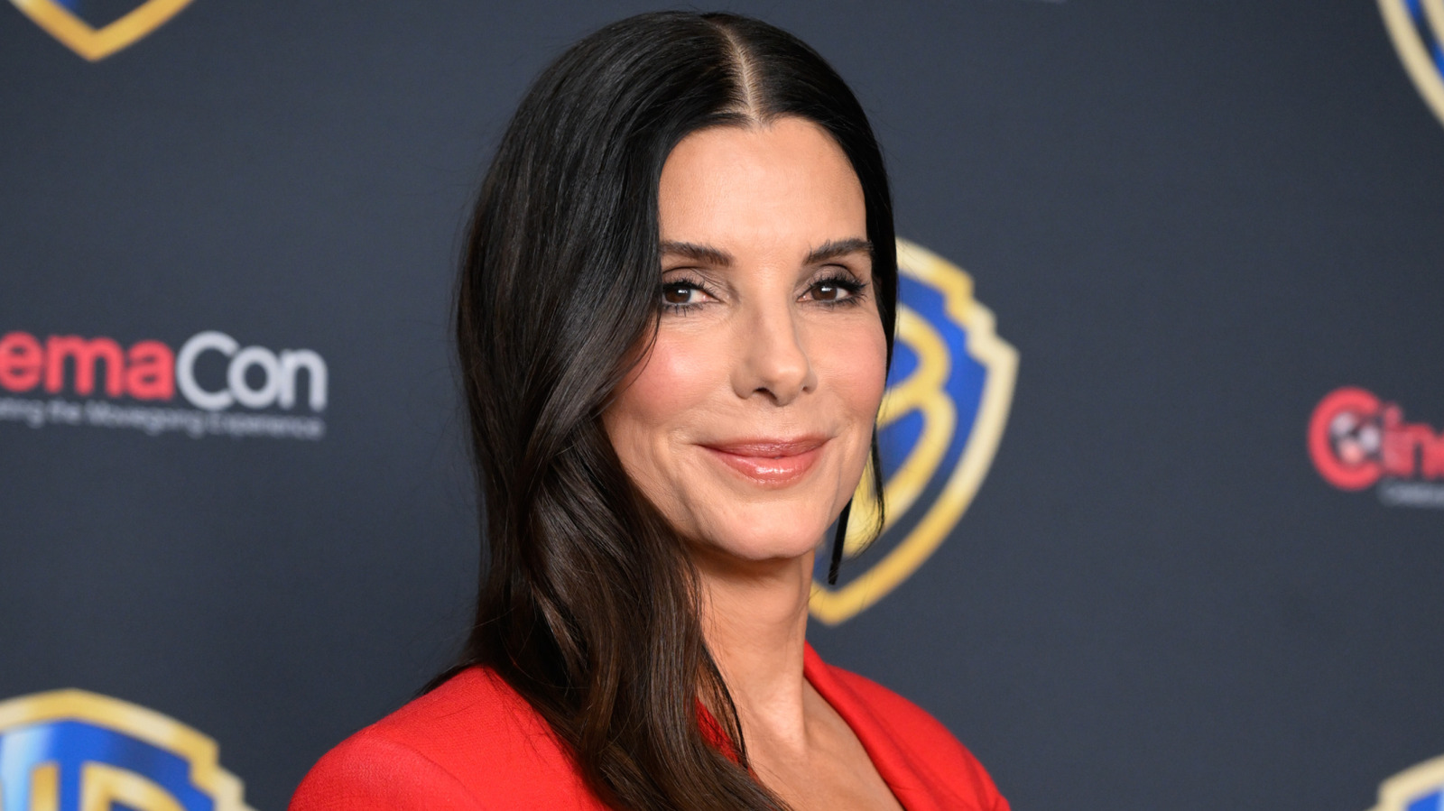 Sandra Bullock est superbe dans la soixantaine et cette approche rafraîchissante de la beauté pourrait être due à elle
