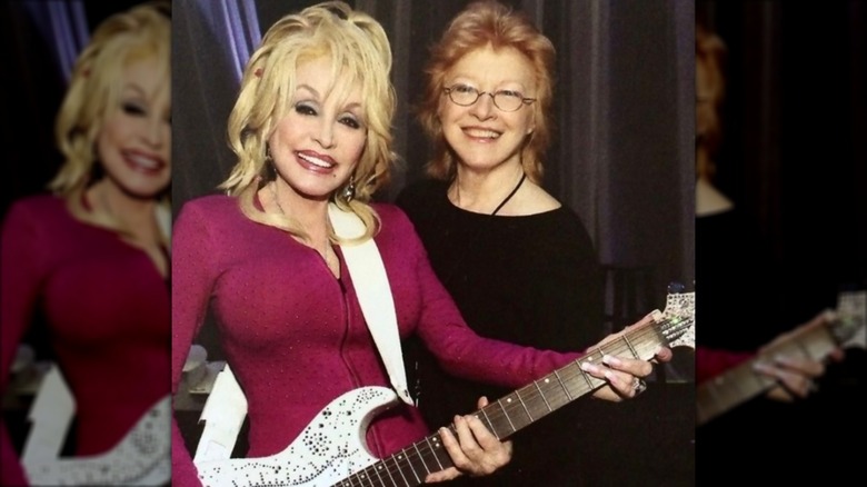 Dolly Parton (à gauche) avec Judy Ogle (à droite) portant des lunettes et un t-shirt noir