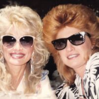 Judy Ogle, la meilleure amie de Dolly Parton, a toujours été une superbe rousse naturelle : photos