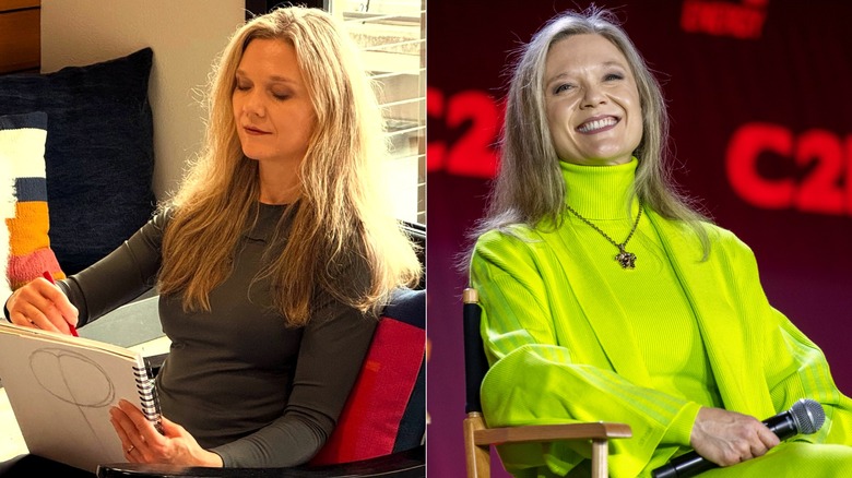 Photos côte à côte d'Ariana Richards dessinant à la maison et assise sur scène dans une tenue vert fluo.