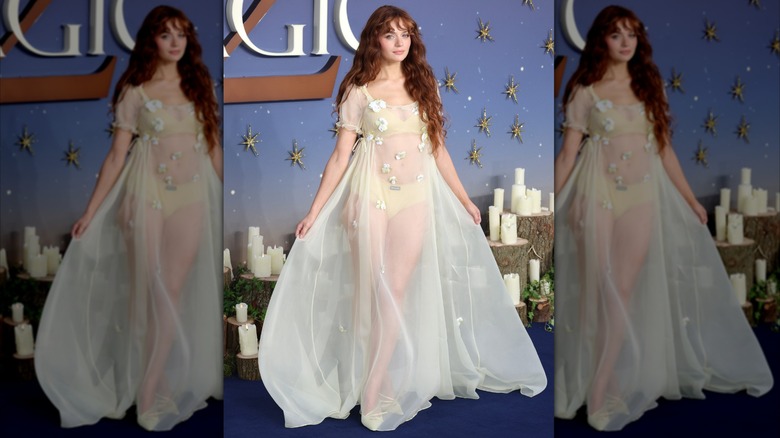 Joey King posant à la première de Practical Magic 2