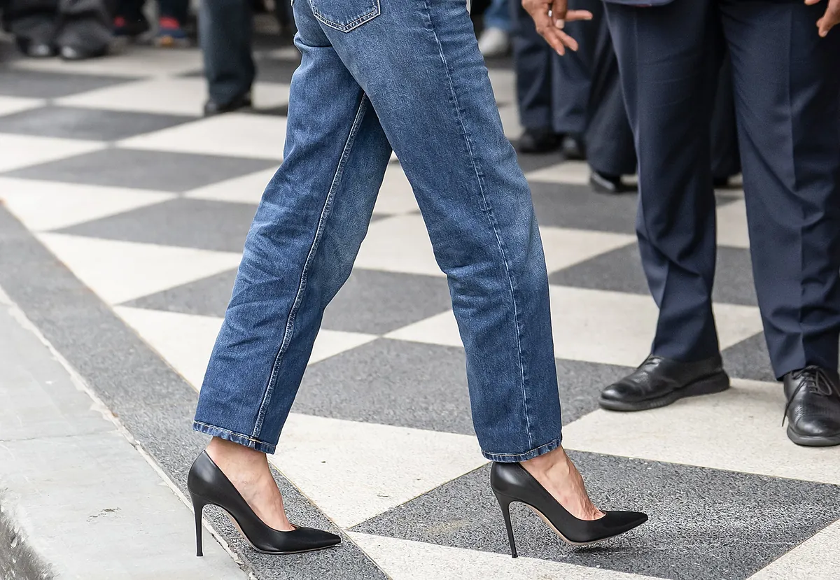 Vu dans le nouveau Mango et parmi les mieux habillées de la fashion week : le jean skinny ne se porte plus avec des baskets mais avec des talons