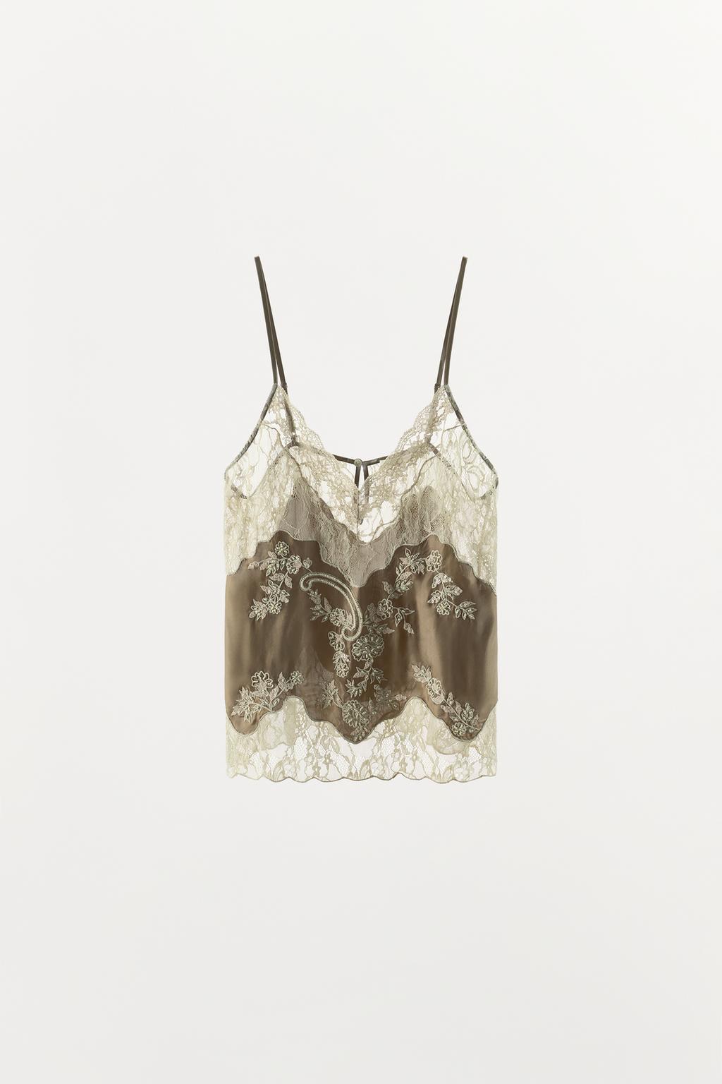 Top vert avec broderie et dentelle.
