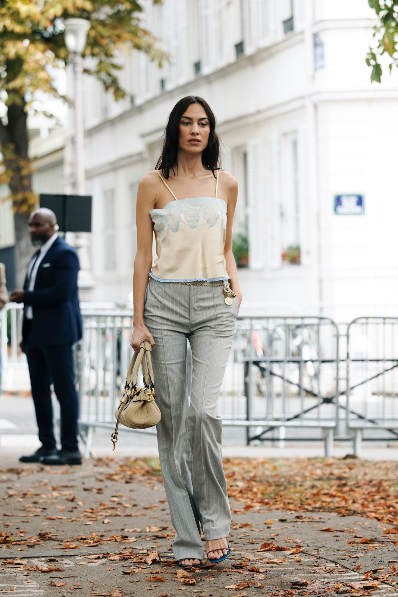 Alexa Chung porte un haut de lingerie pastel avec un jean.