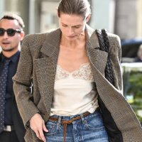 À quel moment le haut de lingerie des années 2000 est-il devenu le « it » à porter chez le tailleur ? Les filles Chloé le portent comme ça