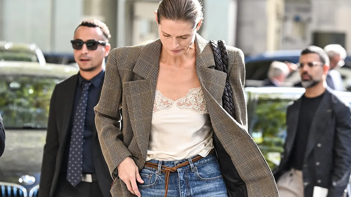 À quel moment le haut de lingerie des années 2000 est-il devenu le « it » à porter chez le tailleur ? Les filles Chloé le portent comme ça
