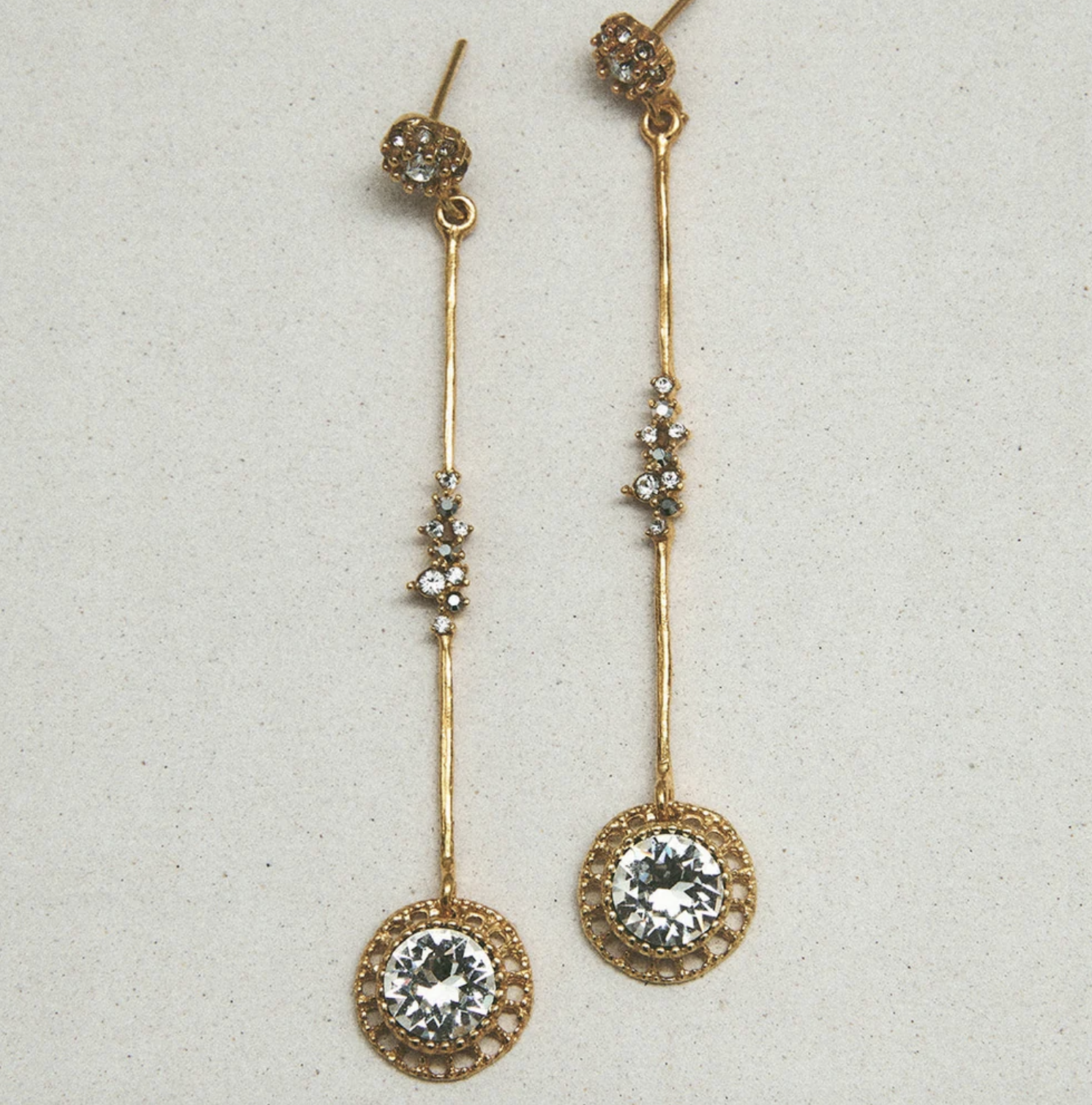 Boucles d'oreilles en or et cristal (380 euros)
