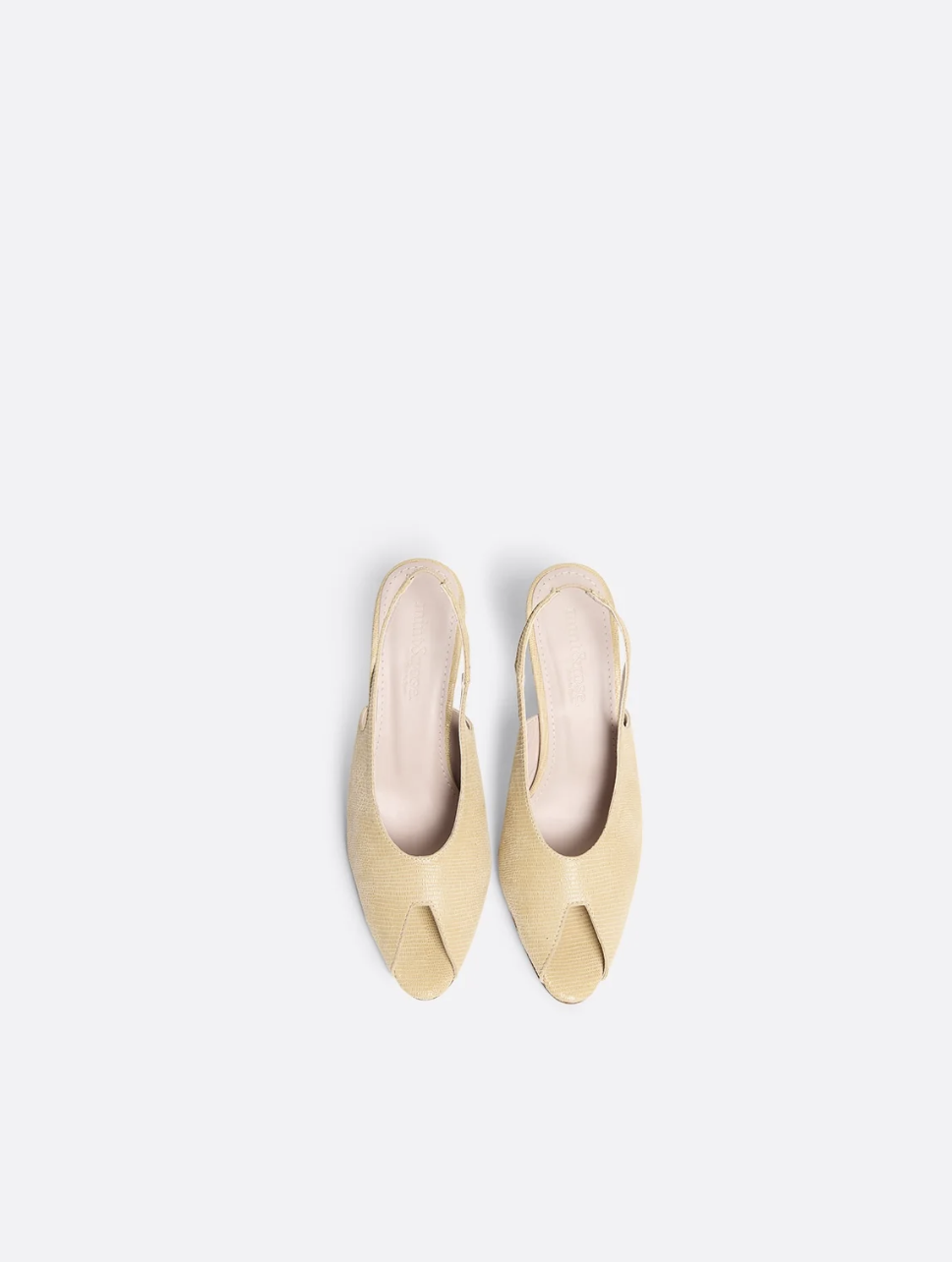 Chaussures à bride arrière vanille (199 euros)