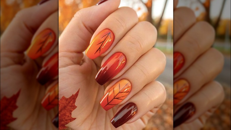 Manucure carrée orange avec motifs de feuilles d'automne