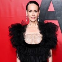 10 tenues de célébrités qui crient une romance sombre pour inspirer votre style de saison effrayant