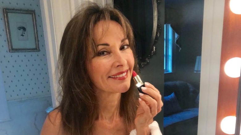 Susan Lucci appliquant du rouge à lèvres
