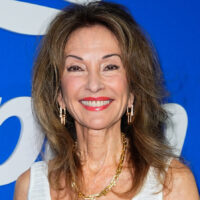 Susan Lucci a trouvé la couleur de rouge à lèvres crémeuse dont chaque femme de plus de 70 ans a besoin dans son sac