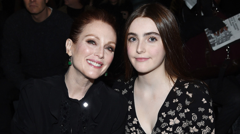 Julianne Moore souriante avec sa fille Liv Freundlich