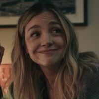 La star de l'ours Abby Elliott semble presque méconnaissable après la transformation de ses cheveux noirs