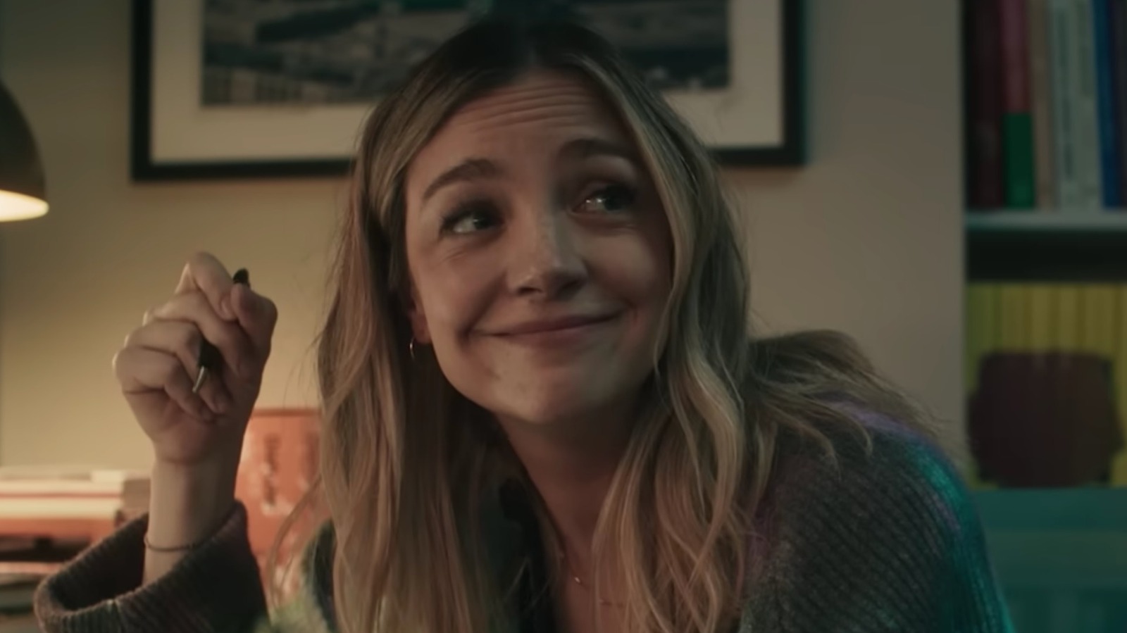 La star de l'ours Abby Elliott semble presque méconnaissable après la transformation de ses cheveux noirs