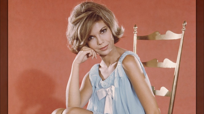 Nancy Sinatra pieds nus en déshabillé pour le film de 1964 