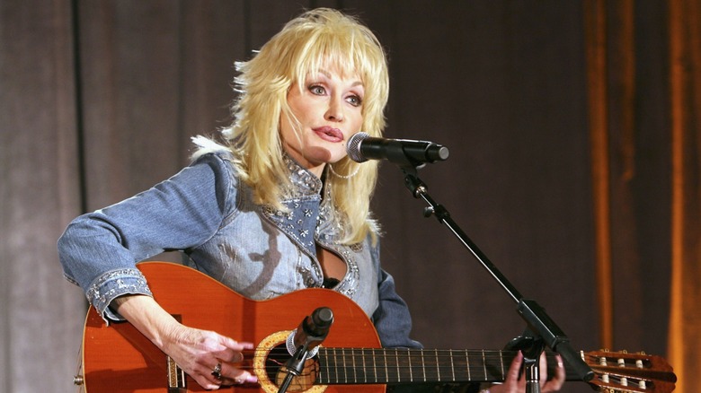 Dolly Parton se produit à la soirée pré-Oscar de Weinstein Co. au Pacific Design Center le 4 mars 2006.