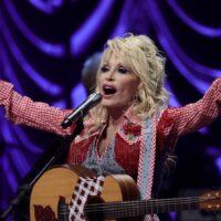 Pourquoi Dolly Parton portait toujours des manches longues – et l'insécurité n'y était pour rien