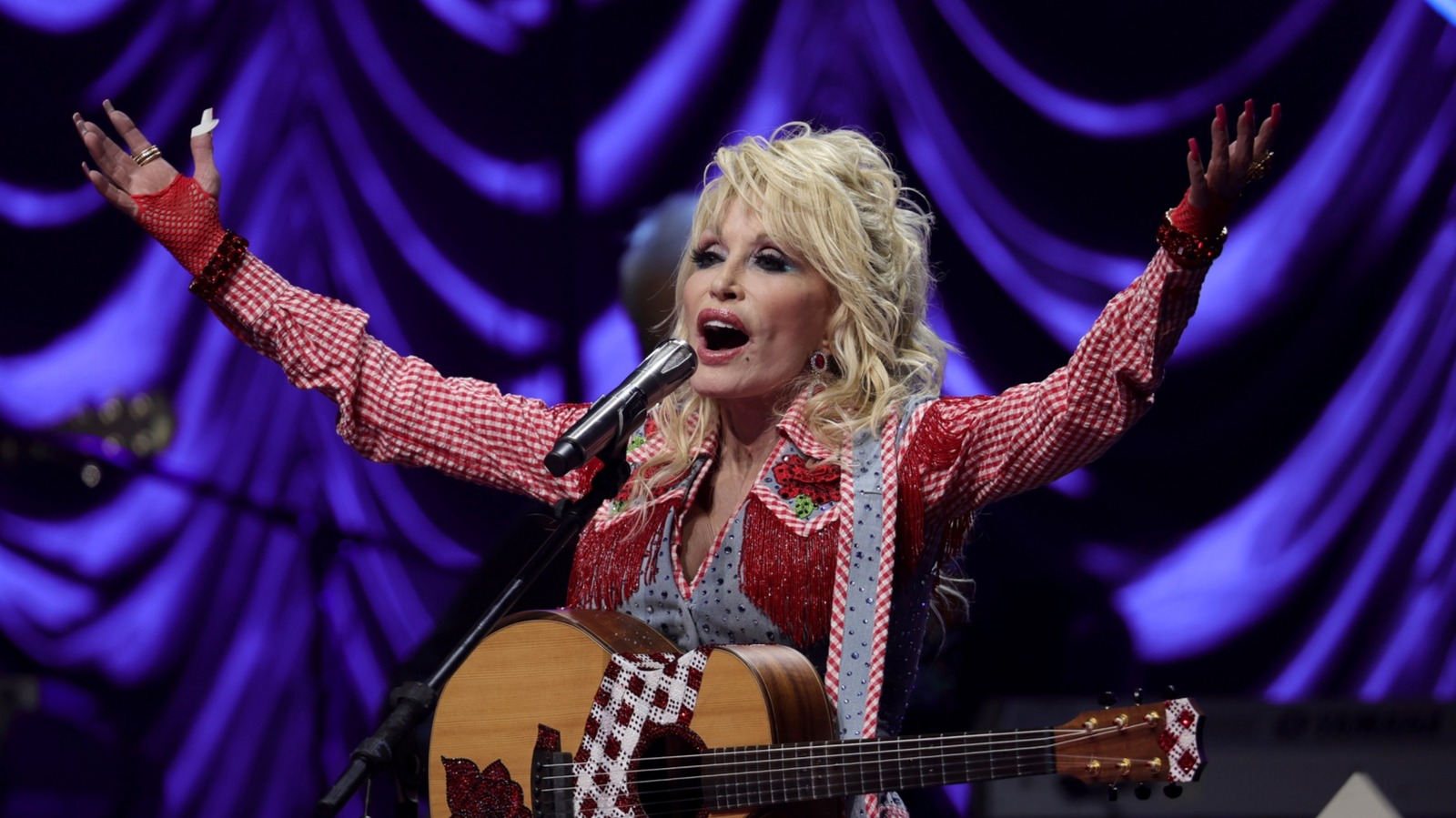 Pourquoi Dolly Parton portait toujours des manches longues – et l'insécurité n'y était pour rien