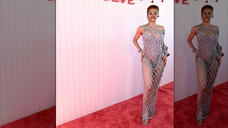 Teyana Taylor porte une robe en filet et des accessoires funky à Coachella
