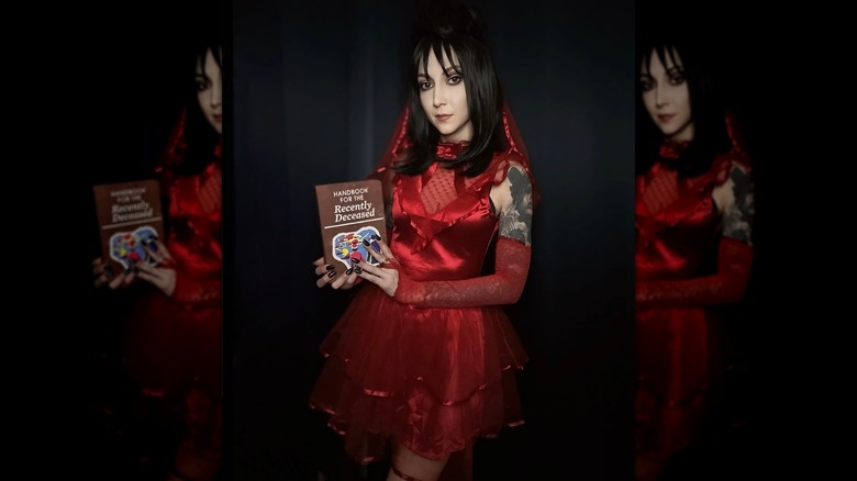 Une femme porte un costume court de Lydia Deetz de 