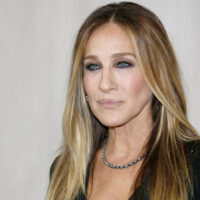 Sarah Jessica Parker a pleinement adopté le passage au gris et ses cheveux sont plus que superbes