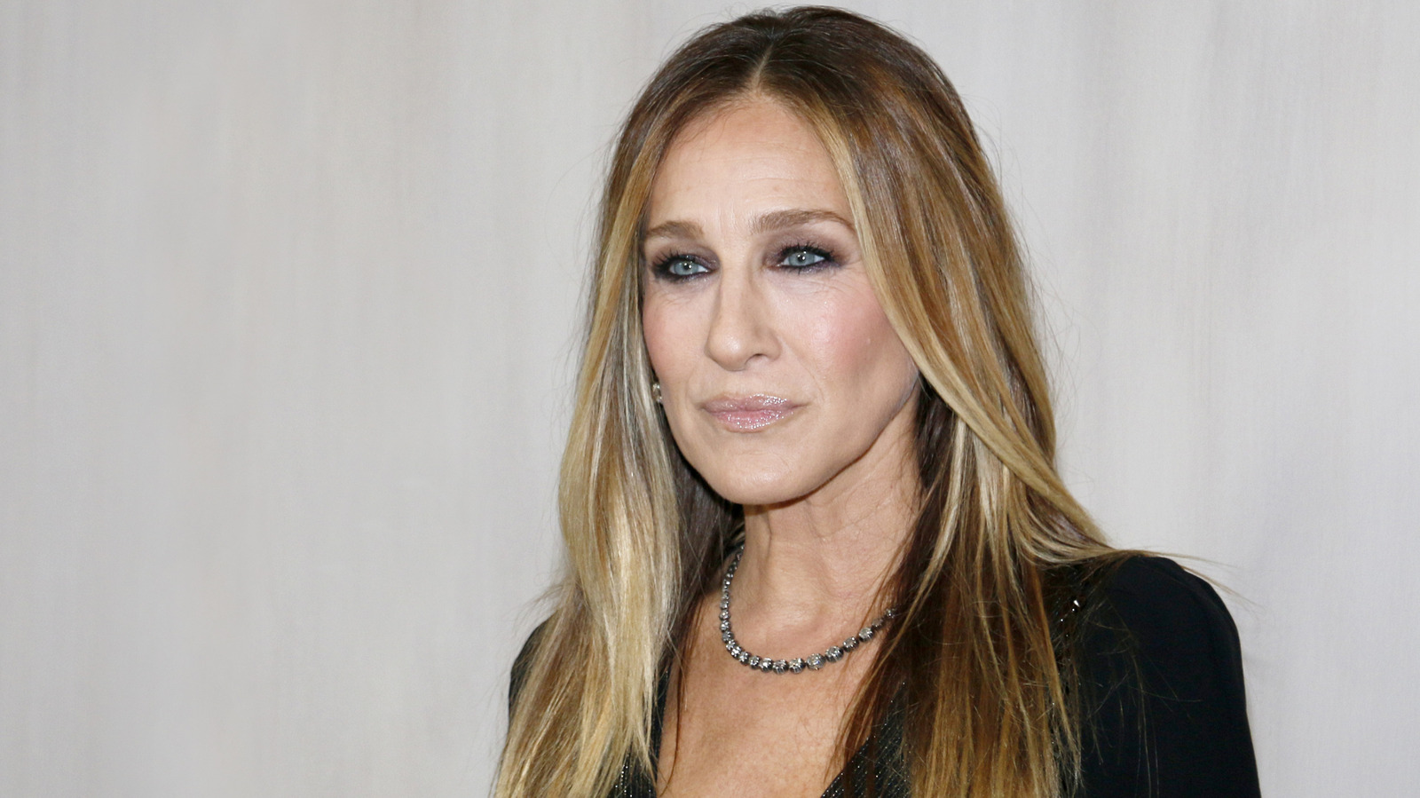 Sarah Jessica Parker a pleinement adopté le passage au gris et ses cheveux sont plus que superbes
