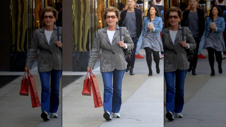 Judy Sheindlin porte un jean évasé et un blazer gris