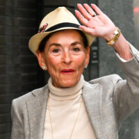 En dehors de la salle d’audience, la juge Judy est une reine discrète de la haute couture