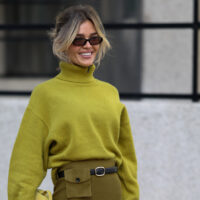 La couleur inattendue du pull fait un retour majeur pour l’automne 2026 (et comment le porter)