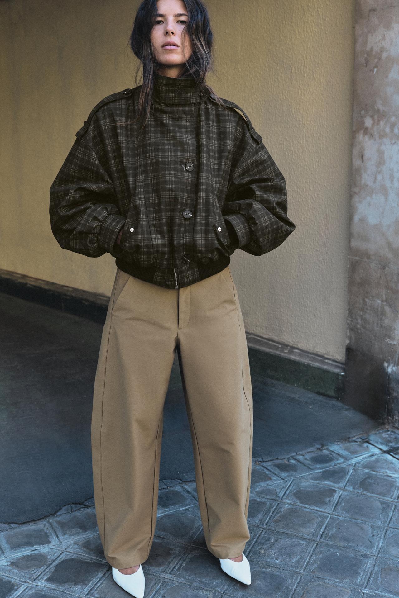 Veste à carreaux avec bretelles.