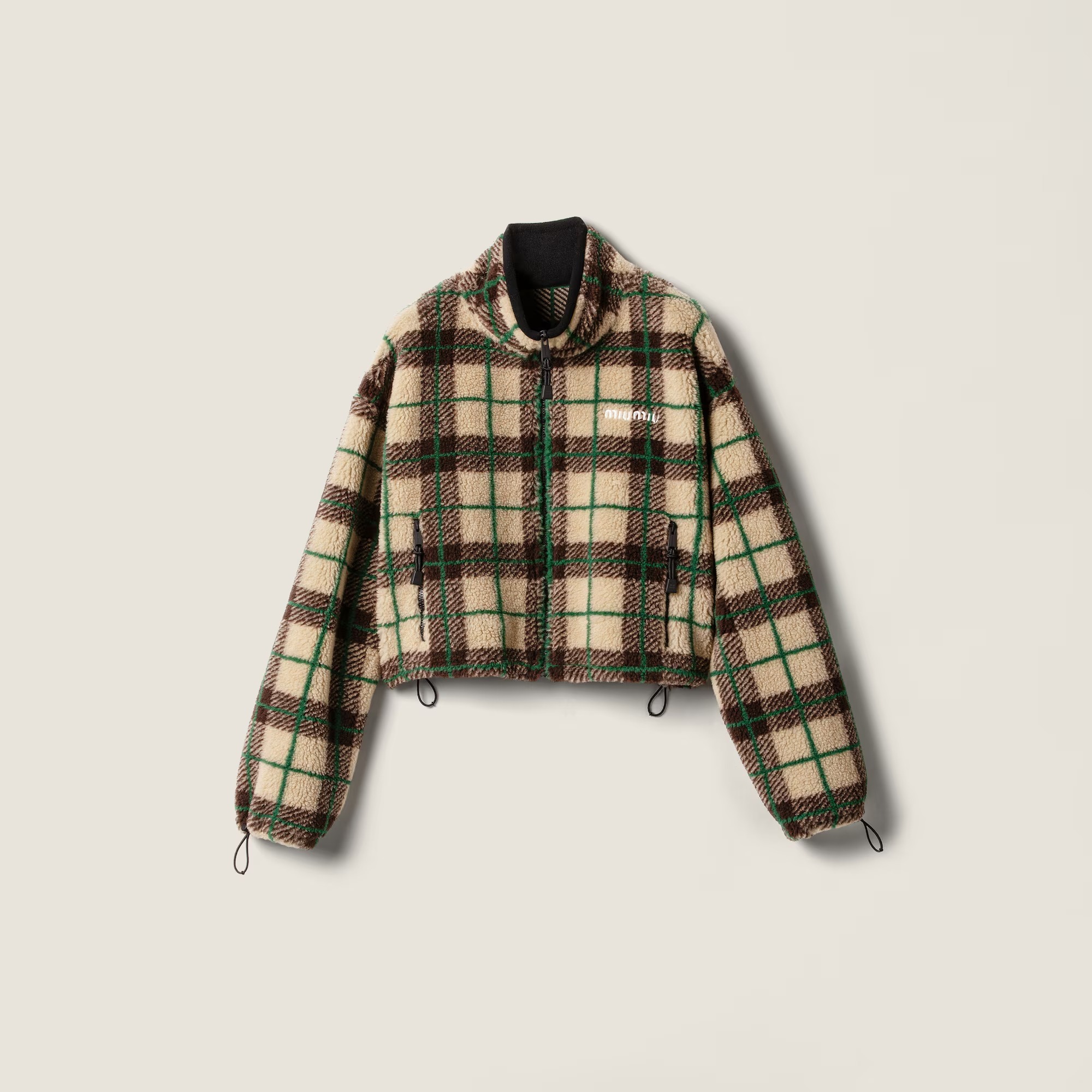 Veste courte en peau lainée avec imprimé à carreaux.