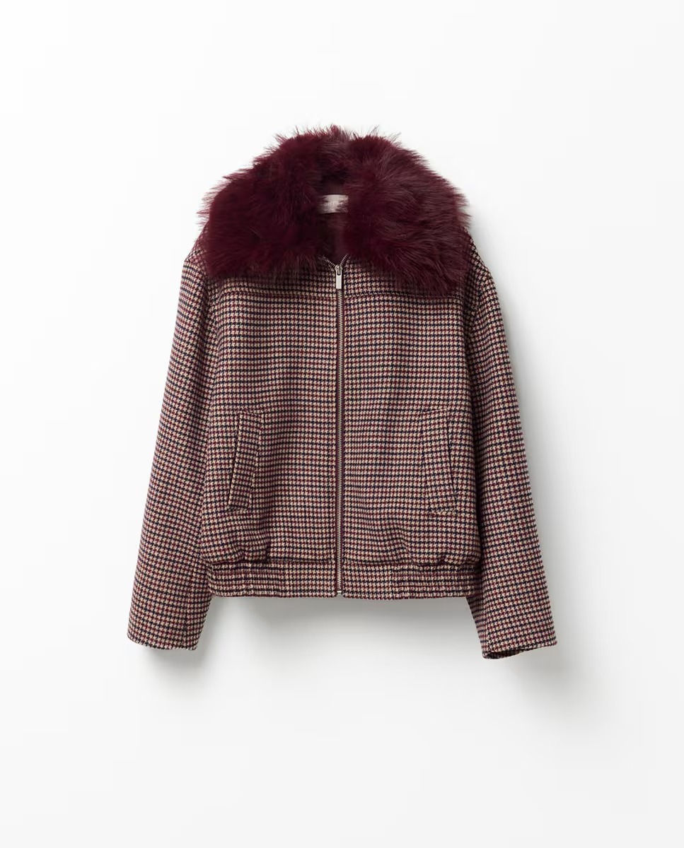 Bomber à carreaux avec col en fourrure bordeaux amovible.