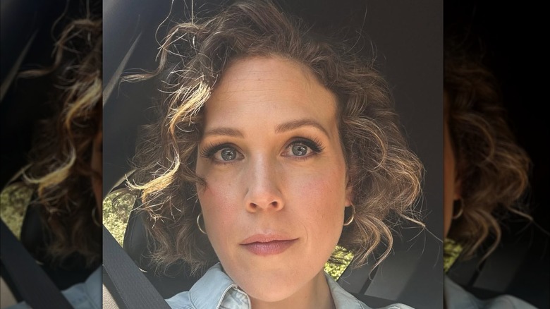 Erin Krakow est vue dans un selfie en gros plan avec des cheveux courts et bouclés et un maquillage glamour et doux.