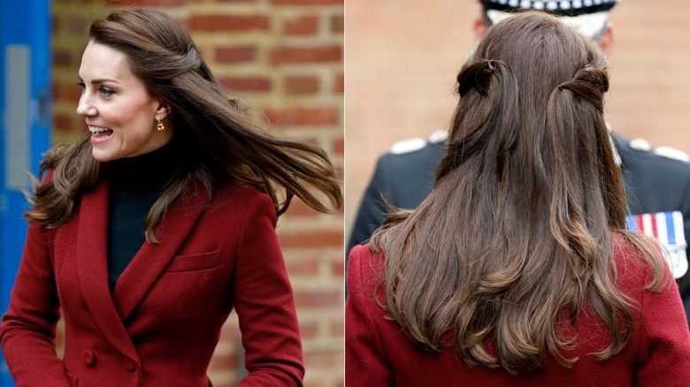 Kate Middleton en manteau rouge et aux cheveux raides en février 2017