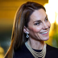 Rares sont les moments où Kate Middleton a abandonné ses boucles emblématiques et a adopté les cheveux raides
