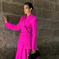Oubliez la robe et la combinaison, Nieves Álvarez dit que le costume fuchsia avec une veste ajustée et une jupe ample est la tendance la plus flatteuse pour les invités au mariage cet automne