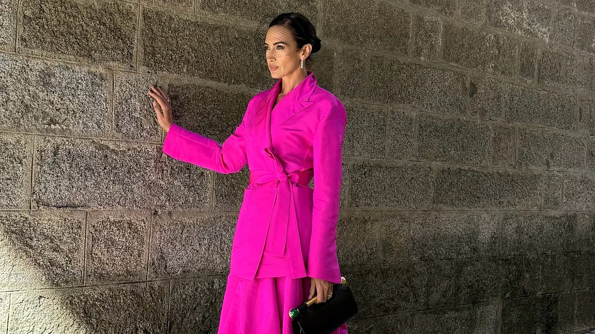 Oubliez la robe et la combinaison, Nieves Álvarez dit que le costume fuchsia avec une veste ajustée et une jupe ample est la tendance la plus flatteuse pour les invités au mariage cet automne