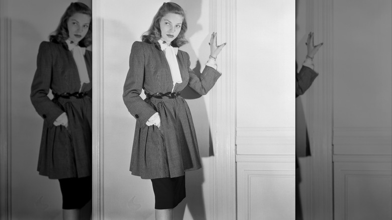 Lauren Bacall portant un manteau à carreaux Nettie Rosenstein et une jupe crayon dans une photo promotionnelle en février 1945