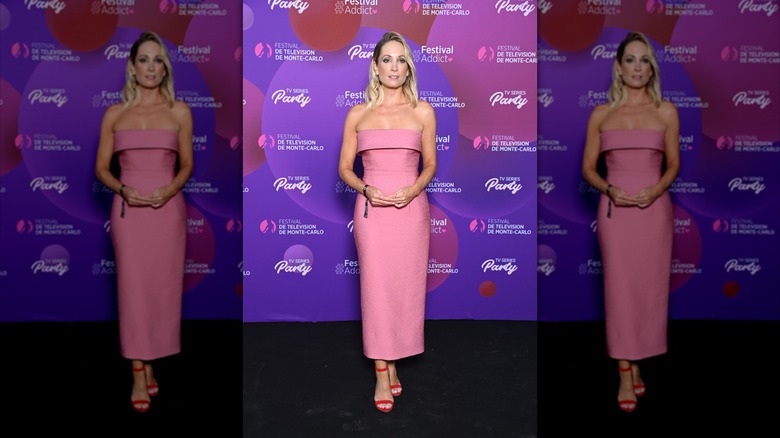 Joanne Froggatt porte une robe rose à épaules dénudées à Monaco en 2022