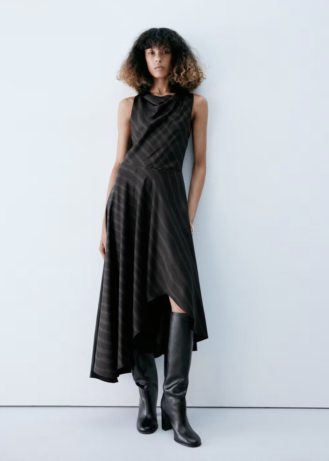 Robe rayée avec ourlet asymétrique (59,99 euros)