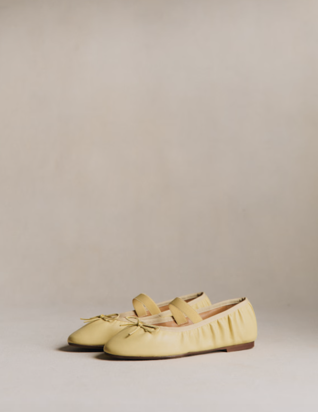 Ballerines en cuir jaune vanille (170 euros)
